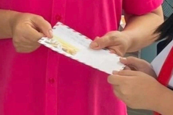 Mất hai năm, cô giáo mới dám gửi tin nhắn: "Cô không nhận phong bì"
