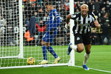 Newcastle khiến Chelsea "phơi áo" ở St. James' Park