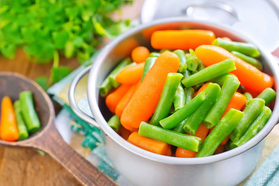 Rau sống hay rau luộc tốt hơn?