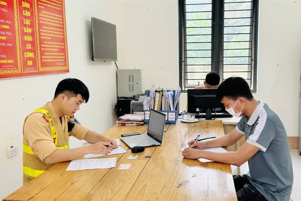 Phạt tài xế ô tô bán tải chở 2 cháu nhỏ trên thùng xe - 1 Phạt tài xế ô tô bán tải chở 2 cháu nhỏ trên thùng xe - 1