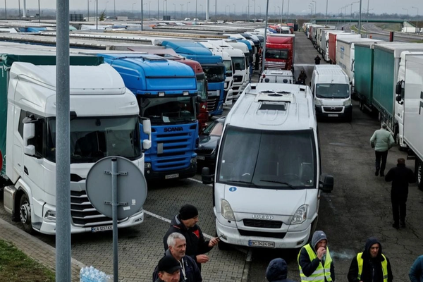 Ukraine ước tính thiệt hại nghiêm trọng khi biên giới với Ba Lan tắc cứng