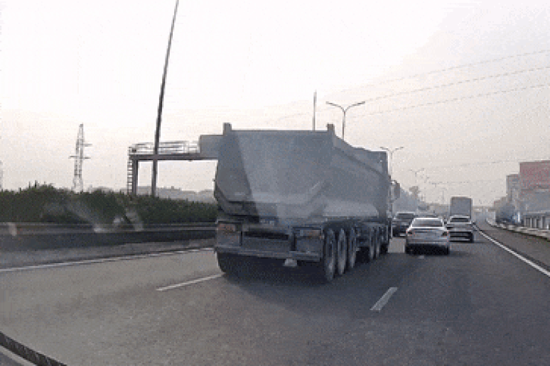 Ô tô Mercedes chuyển làn kiểu tạt đầu, xe ben phanh "cháy lốp" để tránh