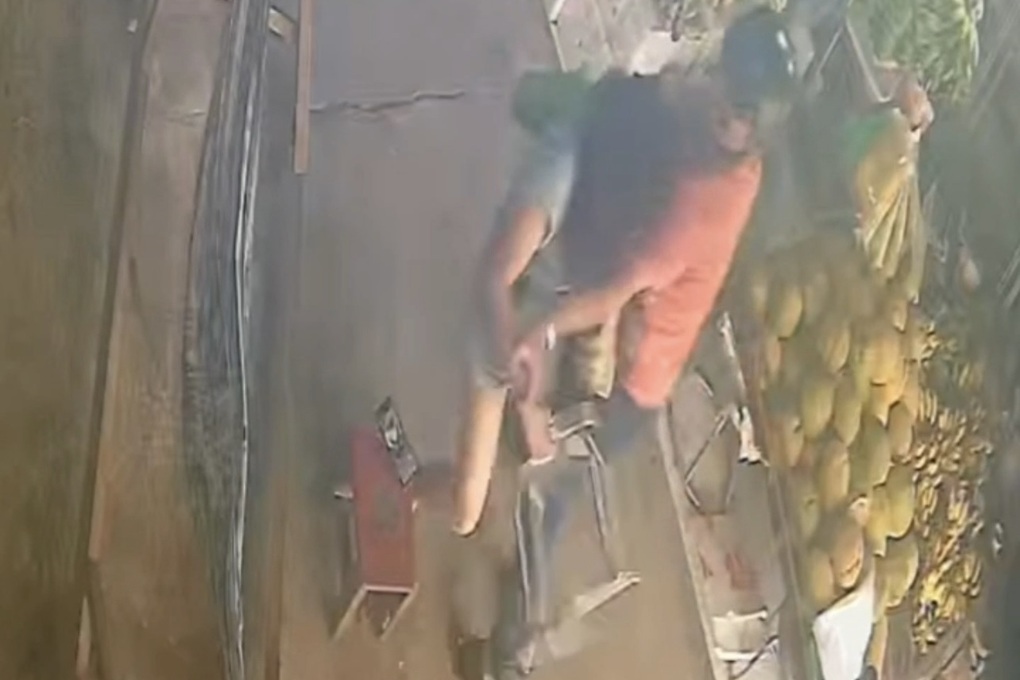 Người đàn ông đụng chạm nhạy cảm chủ sạp rau củ ở TPHCM đã nói lời xin lỗi - 1 Người đàn ông đụng chạm nhạy cảm chủ sạp rau củ ở TPHCM đã nói lời xin lỗi - 1