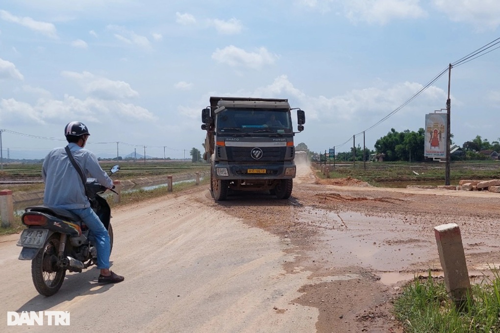 Chủ đầu tư chậm khắc phục đường hư hỏng do thi công cao tốc ở Bình Định - 2 Chủ đầu tư chậm khắc phục đường hư hỏng do thi công cao tốc ở Bình Định - 2