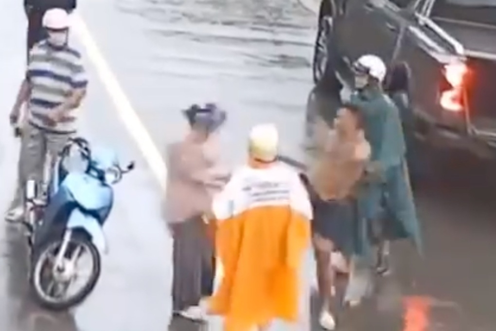 Người đàn ông cầm hung khí, đạp mạnh vào cô gái trên đường ở Đồng Nai - 1 Người đàn ông cầm hung khí, đạp mạnh vào cô gái trên đường ở Đồng Nai - 1