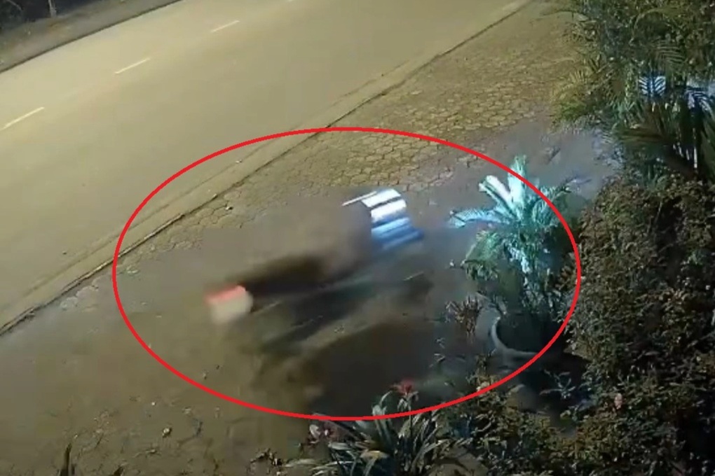 Xe máy không người lái lao thẳng vào nhà dân trong đêm - 1 Xe máy không người lái lao thẳng vào nhà dân trong đêm - 1