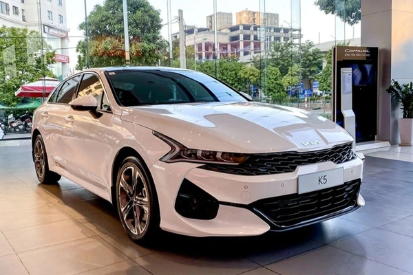 Mẫu xe đối thủ của Toyota Camry được đại lý giảm giá gần 140 triệu đồng