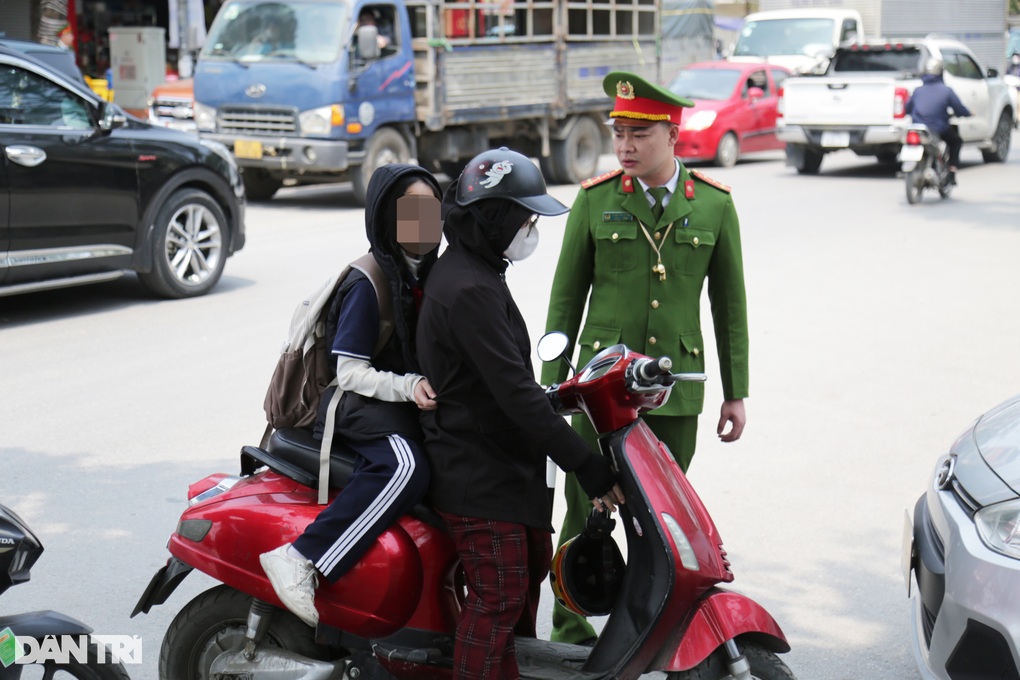 Nhiều học sinh vi phạm luật giao thông bị CSGT Hà Nội xử lý - 3 Nhiều học sinh vi phạm luật giao thông bị CSGT Hà Nội xử lý - 3