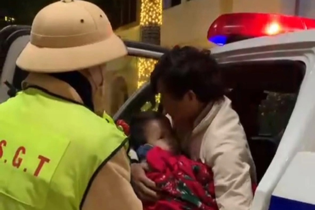 Người đàn ông ôm con co giật chạy ra đường, được CSGT hỗ trợ đi cấp cứu - 1 Người đàn ông ôm con co giật chạy ra đường, được CSGT hỗ trợ đi cấp cứu - 1