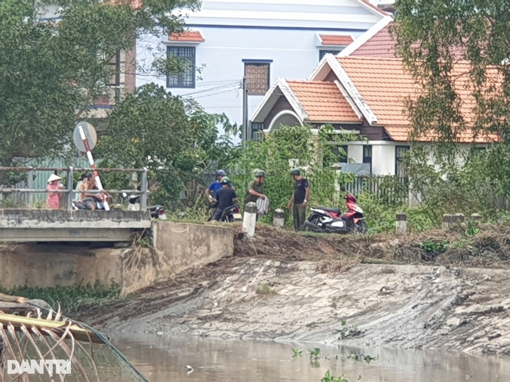 Nam sinh ở Bình Dương bị dập nát bàn tay vì chơi pháo - 1 Nam sinh ở Bình Dương bị dập nát bàn tay vì chơi pháo - 1
