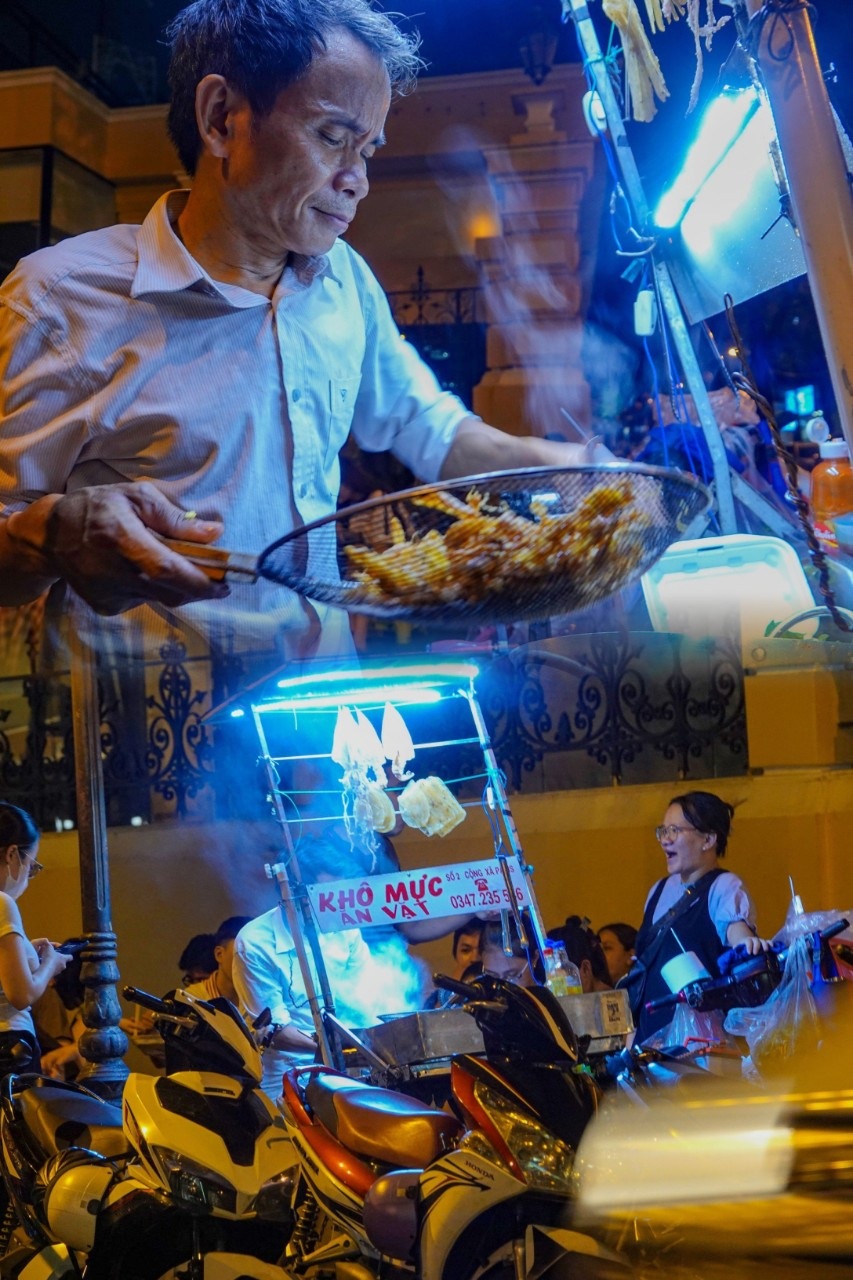 Lão gù ở nhà thờ Đức Bà với gánh hàng rong nuôi cả gia đình