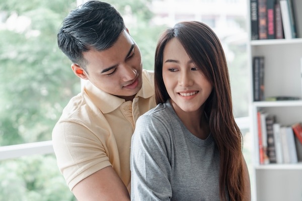 Phát hiện chồng cho tiền bạn gái cũ, vợ có hành động khiến tôi bật khóc