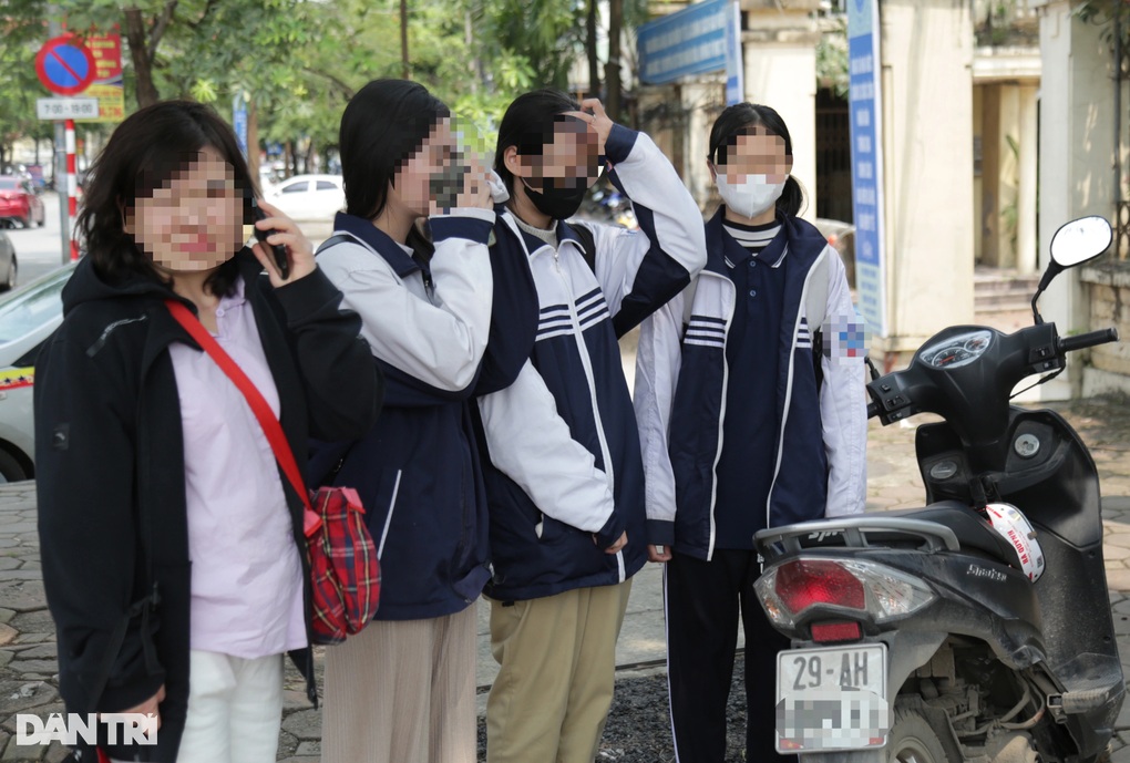 Nhiều học sinh vi phạm luật giao thông bị CSGT Hà Nội xử lý - 4 Nhiều học sinh vi phạm luật giao thông bị CSGT Hà Nội xử lý - 4