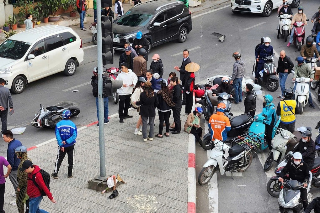 Hà Nội: Ô tô tông liên hoàn 5 xe máy, 2 người nhập viện - 2 Hà Nội: Ô tô tông liên hoàn 5 xe máy, 2 người nhập viện - 2