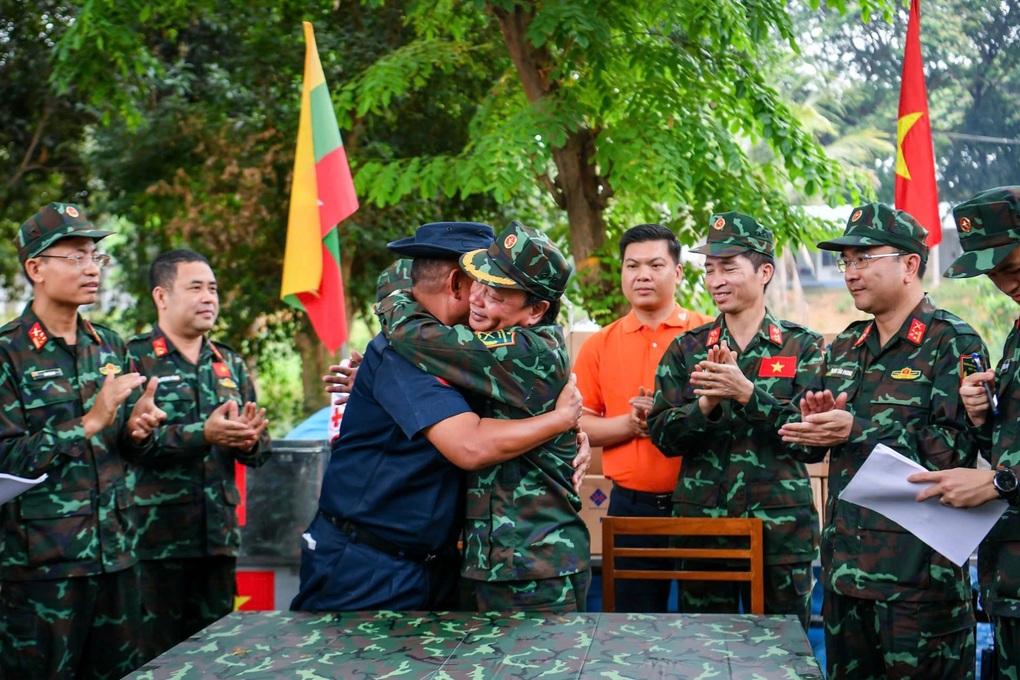Người dân Myanmar không bao giờ quên hình ảnh cứu hộ quân đội Việt Nam - 1 Người dân Myanmar không bao giờ quên hình ảnh cứu hộ quân đội Việt Nam - 1