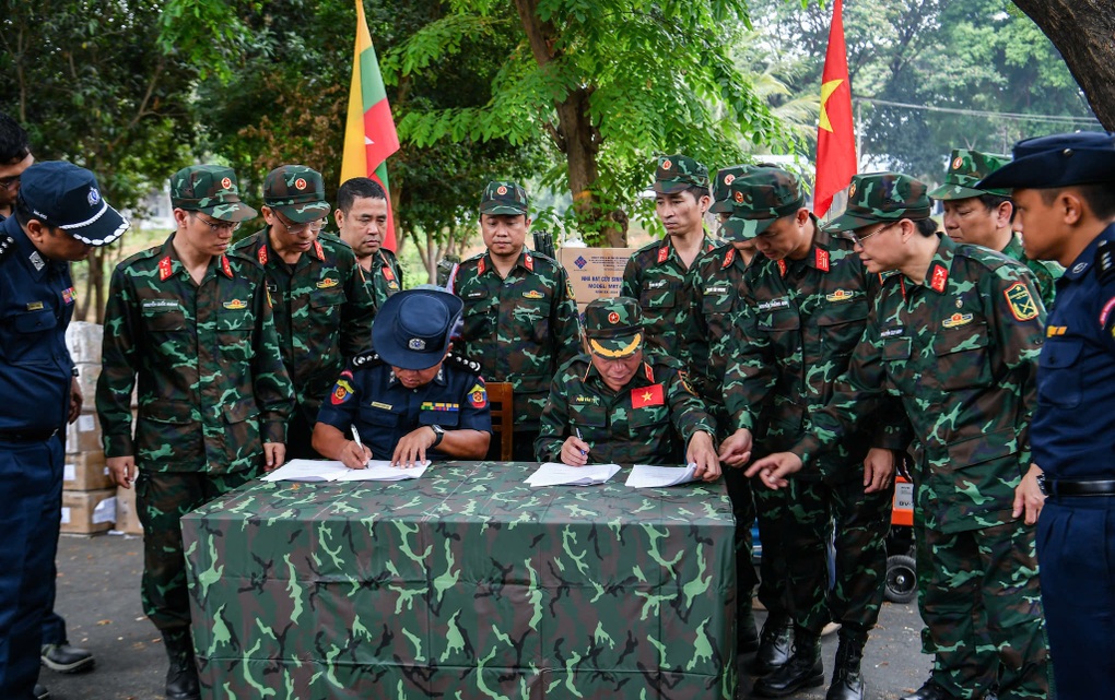 Người dân Myanmar không bao giờ quên hình ảnh cứu hộ quân đội Việt Nam - 2 Người dân Myanmar không bao giờ quên hình ảnh cứu hộ quân đội Việt Nam - 2