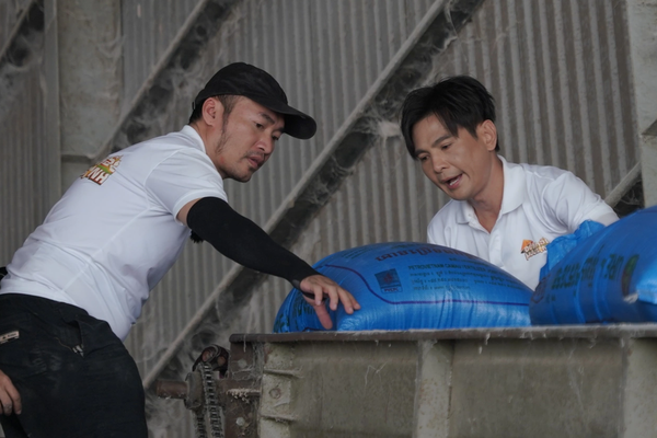 Tiến Luật, Huy Khánh lăn xả làm bốc vác mưu sinh tại Đồng Tháp