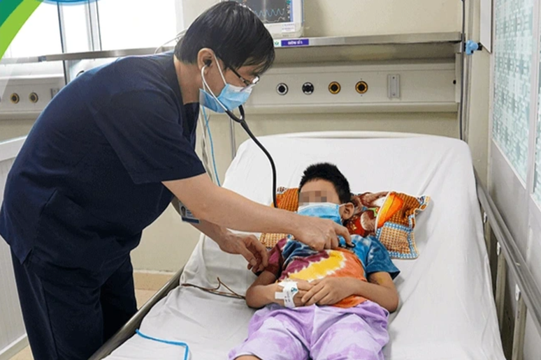 Mùa sốt xuất huyết: Trẻ sốt, nôn ói, đừng trì hoãn vào viện