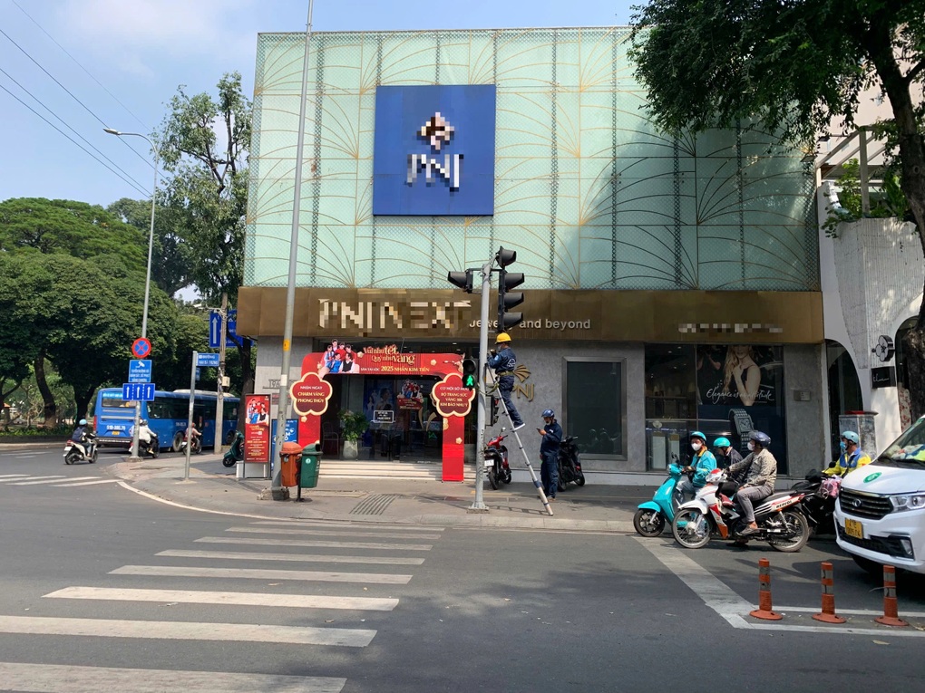 Lắp biển cho rẽ phải để giảm kẹt xe tại 50 giao lộ ở TPHCM - 1 Lắp biển cho rẽ phải để giảm kẹt xe tại 50 giao lộ ở TPHCM - 1