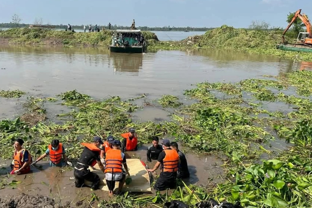Tìm thấy thi thể 3 thanh niên bị xoáy nước cuốn trên sông Tiền - 1 Tìm thấy thi thể 3 thanh niên bị xoáy nước cuốn trên sông Tiền - 1