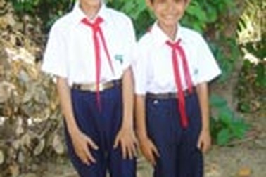 Bố mẹ dị tật vẫn nuôi hai con học giỏi