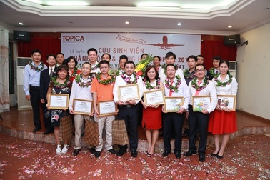 Bay hạng Thương Gia cùng Cựu sinh viên trên chuyến bay TOPICA214