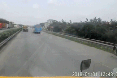 Xem xe công-ten-nơ tạt đầu... xe công-ten-nơ