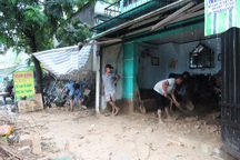 Người phụ nữ bế con, cõng bà nội chạy thoát khỏi căn nhà sập