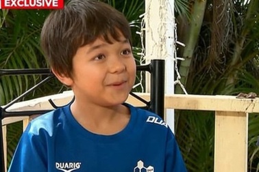 Bị bạn bè bắt nạt vì có tên... Corona, cậu bé được tài tử tặng quà an ủi