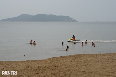 Du khách bất chấp lệnh cấm biển, nhân viên cứu hộ dùng xuồng "áp tải"