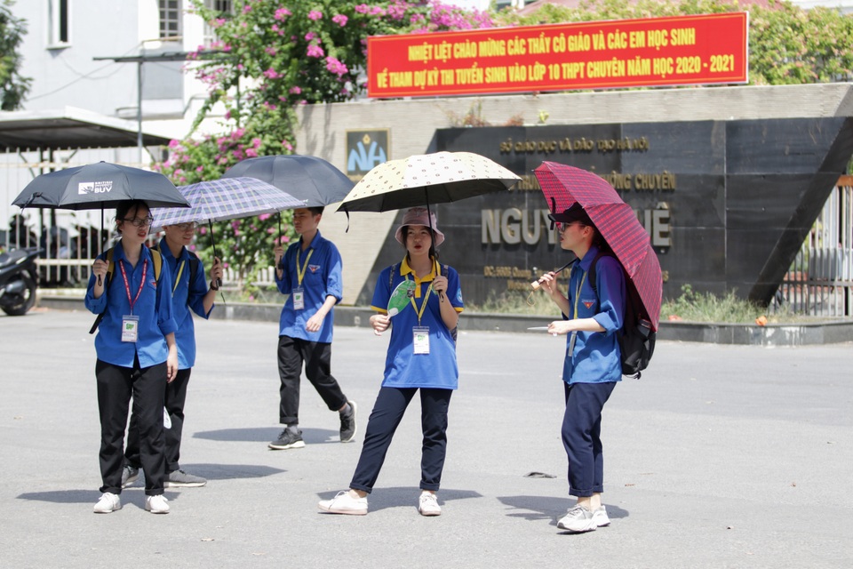 Thi Ngữ văn vào lớp 10 của Hà Nội: Thí sinh vui vẻ rời phòng thi vì đề dễ - 11 Thi Ngữ văn vào lớp 10 của Hà Nội: Thí sinh vui vẻ rời phòng thi vì đề dễ - 11