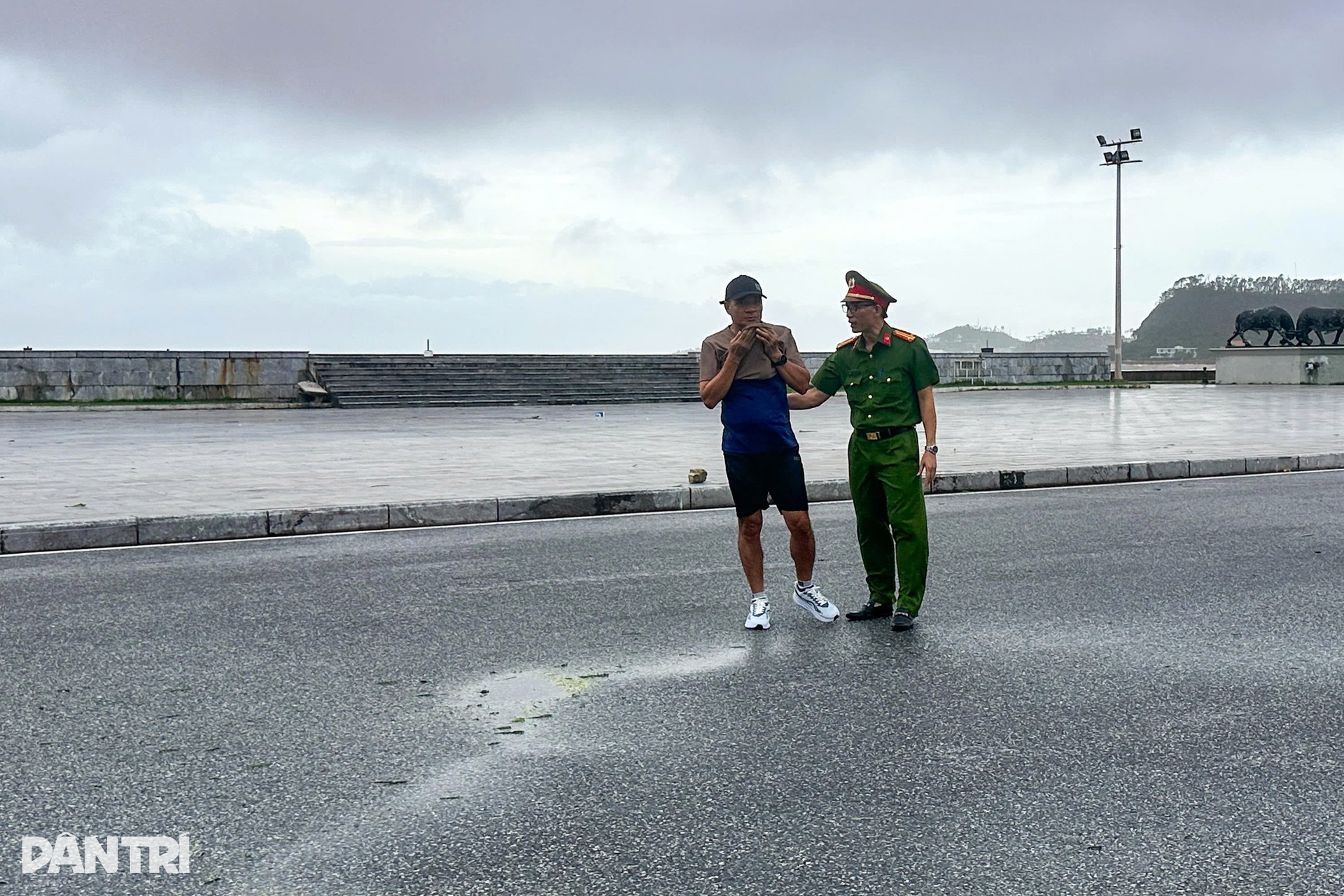 Trời đẹp, nhiều người Hải Phòng ra biển check-in bão bị yêu cầu quay xe - 11