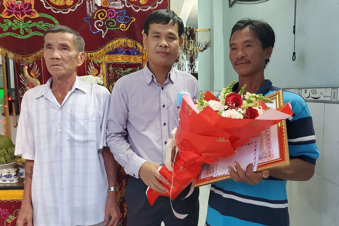 Khen thưởng ngư dân 2 lần cứu người nhảy cầu tự tử - 1 Khen thưởng ngư dân 2 lần cứu người nhảy cầu tự tử - 1