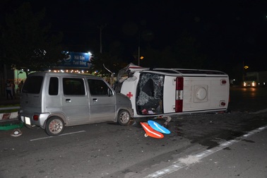 Xe cấp cứu gây tai nạn liên hoàn, một người chết