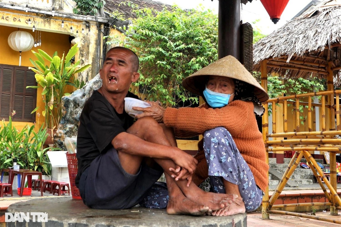 Người mẹ hơn 50 năm gọi Tùng ơi, ăn cơm khắp phố cổ Hội An - 4 Người mẹ hơn 50 năm gọi Tùng ơi, ăn cơm khắp phố cổ Hội An - 4
