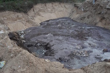 Dân bị "tra tấn" bởi 34 tấn bã mắm, cán bộ nói không còn cách nào khác