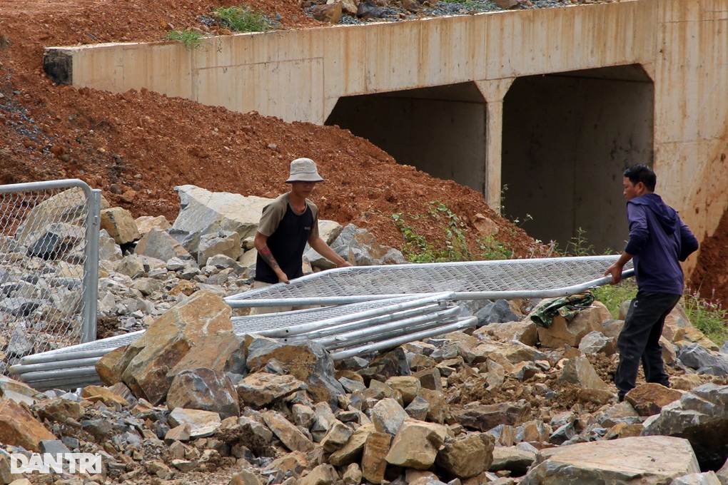 Hàng rào bảo vệ cao tốc Vân Phong - Nha Trang bị trộm - 2 Hàng rào bảo vệ cao tốc Vân Phong - Nha Trang bị trộm - 2