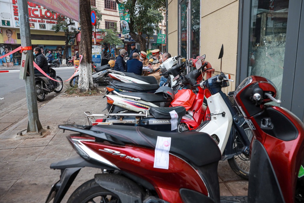 Hà Nội: Tưởng CSGT đã nghỉ Tết, người đàn ông uống rượu và dính cồn - 3 Hà Nội: Tưởng CSGT đã nghỉ Tết, người đàn ông uống rượu và dính cồn - 3