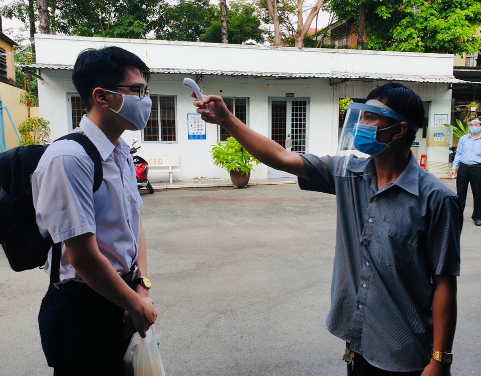 Gần 4 tháng gặp lại bạn bè, thầy cô, quyết không tay bắt mặt mừng - 4 Gần 4 tháng gặp lại bạn bè, thầy cô, quyết không tay bắt mặt mừng - 4