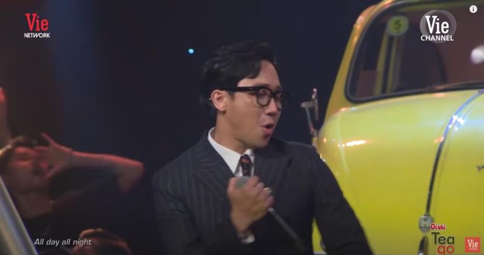 Diện sơ mi soái ca, Karik đem tới đêm chung kết Rap Việt một "cơn địa chấn" - Ảnh 3. Diện sơ mi soái ca, Karik đem tới đêm chung kết Rap Việt một "cơn địa chấn" - Ảnh 3.