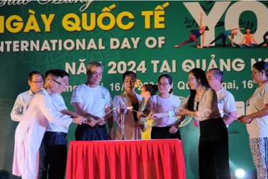 Trải nghiệm nghi lễ thắp đèn truyền thống Ấn Độ trong Ngày Quốc tế Yoga tại Hà Nội