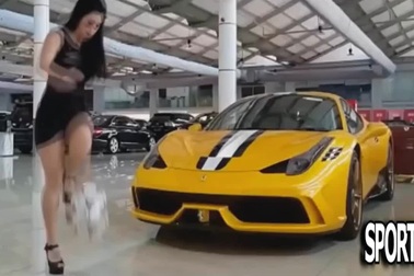 Những cô gái xinh đẹp với màn trình diễn bóng đá nghệ thuật đầy lôi cuốn