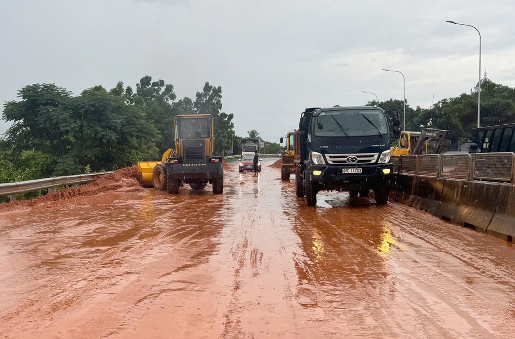 Cát đỏ tràn lấp quốc lộ ở Lâm Đồng trong mưa lớn - 2 Cát đỏ tràn lấp quốc lộ ở Lâm Đồng trong mưa lớn - 2