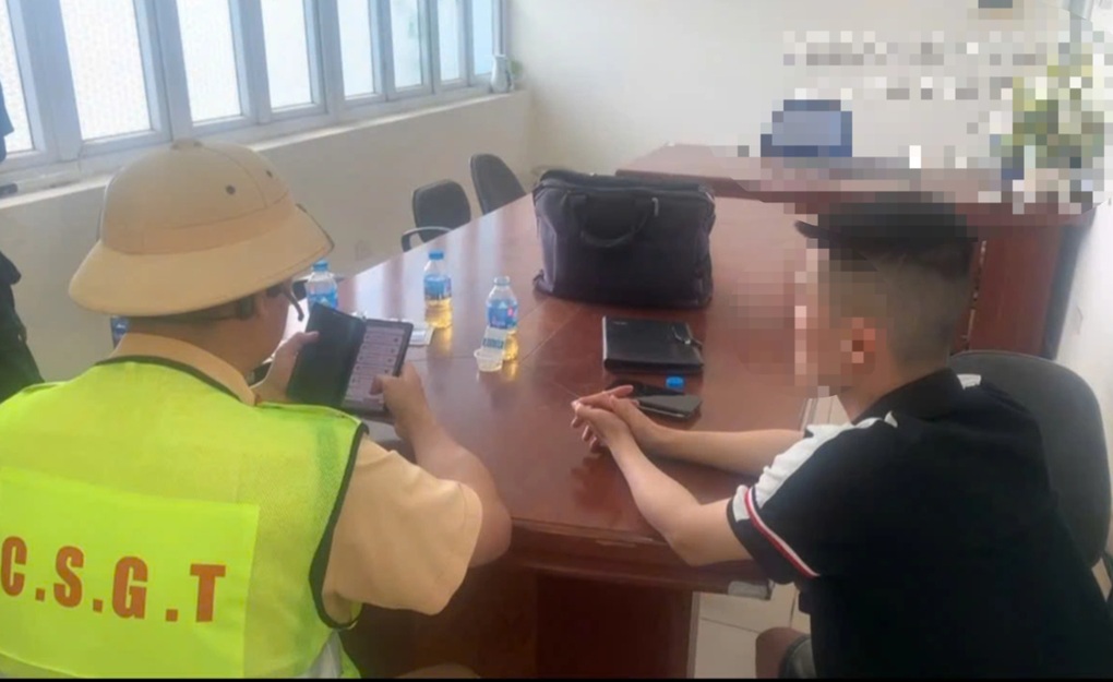Tài xế ô tô ngủ trên cao tốc, dính cả ma túy và cồn - 1 Tài xế ô tô ngủ trên cao tốc, dính cả ma túy và cồn - 1