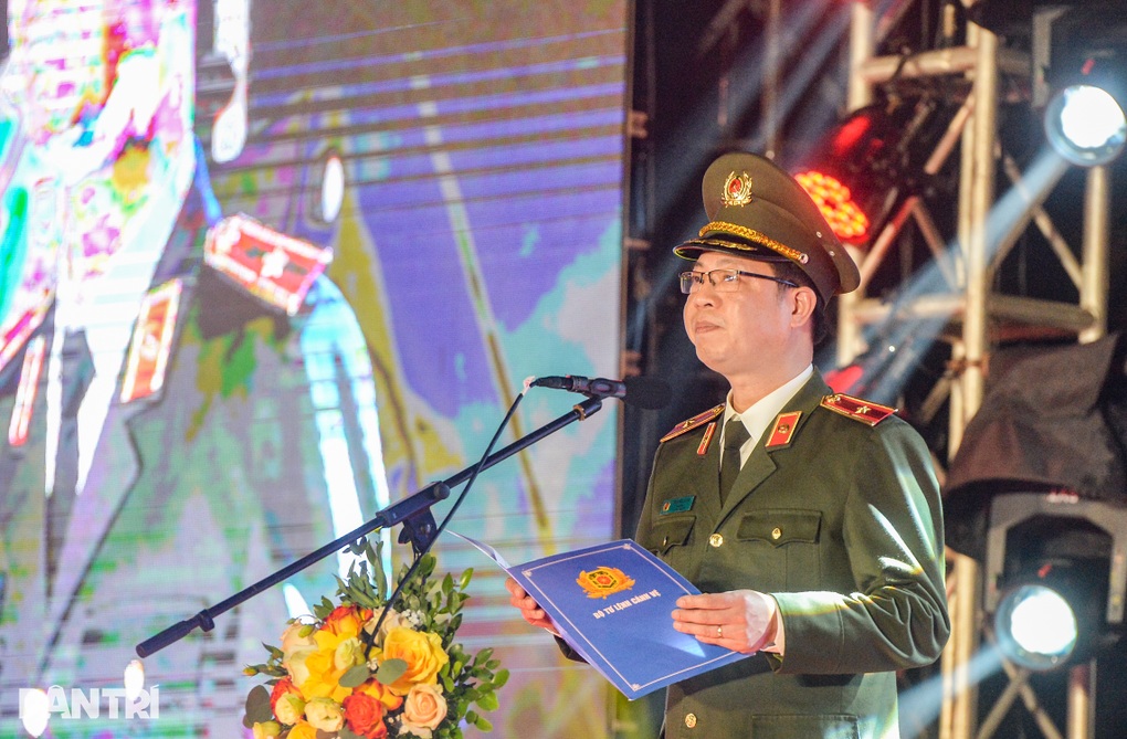 Hà Nội: Đêm nhạc Cảnh vệ Công an nhân dân - 70 mùa hoa chiến công - 2 Hà Nội: Đêm nhạc Cảnh vệ Công an nhân dân - 70 mùa hoa chiến công - 2