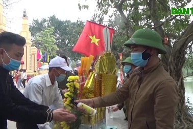 Du khách mang khẩu trang đi cầu công danh sự nghiệp