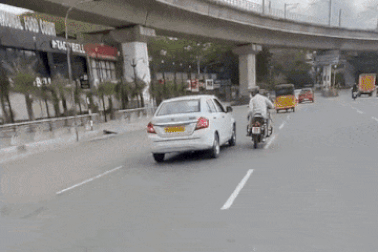 Tài xế ô tô cố tình tông vào người đi xe máy sau cuộc cãi vã