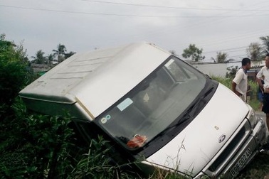 Ô tô chở 14 người bị rơi bánh, lao xuống ao cạn