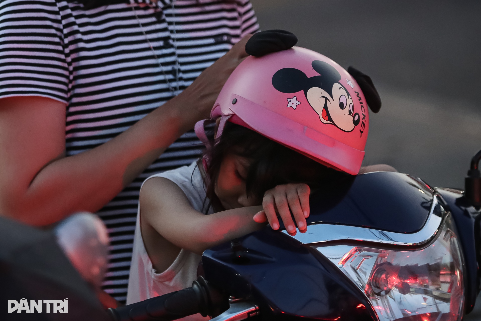 Cửa ngõ TPHCM ùn tắc kéo dài từ sáng đến tối - 4