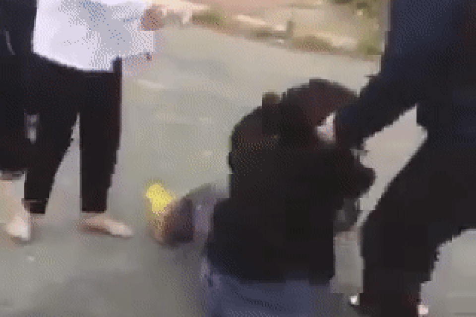 Hai nữ sinh bị 3 thiếu nữ đánh hội đồng trên phố - 1 Hai nữ sinh bị 3 thiếu nữ đánh hội đồng trên phố - 1